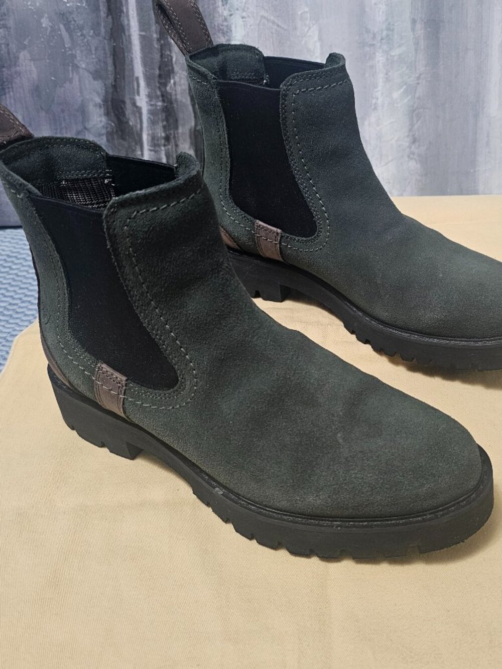 Ariat Ladies Wexford Lug Waterproof Forest Night Suede Chelsea Boots - Size 9B - Picture 3 of 9